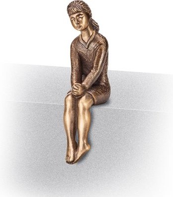 [ST-SK-85534] Bronzová socha dívky, sedících, 10×3×4 cm